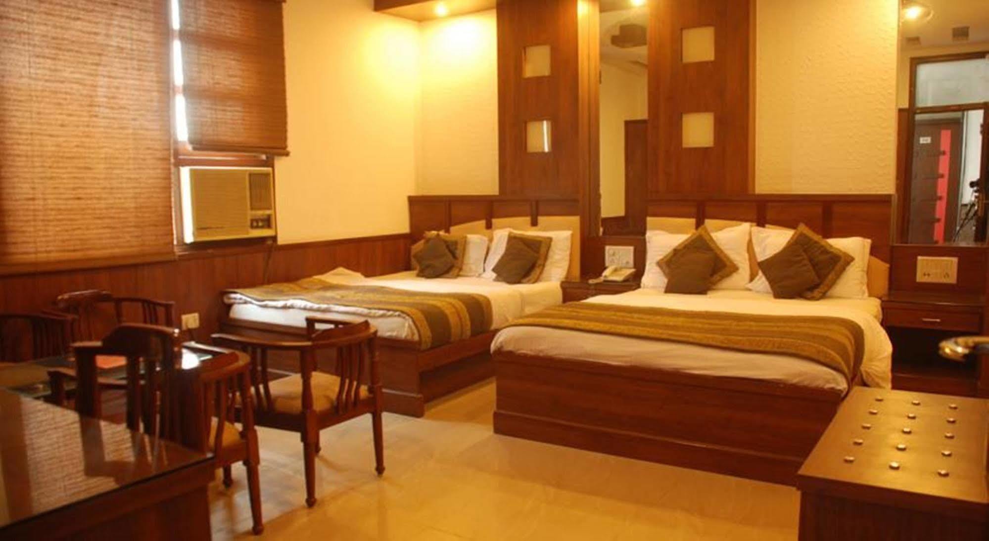 Hotel Baba Inn-By Rcg Hotels Nuova Delhi Esterno foto